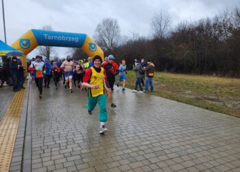 Tarnobrzeg. W szortach i w ubraniu pobiegli wokół Jeziora Tarnobrzeskiego