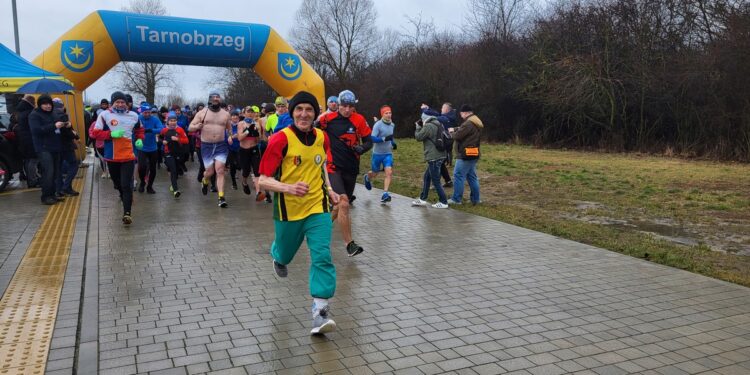 Tarnobrzeg. W szortach i w ubraniu pobiegli wokół Jeziora Tarnobrzeskiego