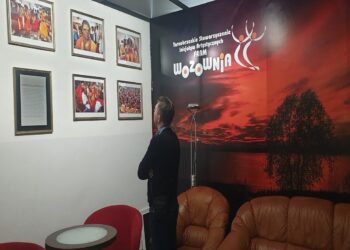 Tarnobrzeg. Wernisaż wystawy fotografii i koncert w WOZOWNI.