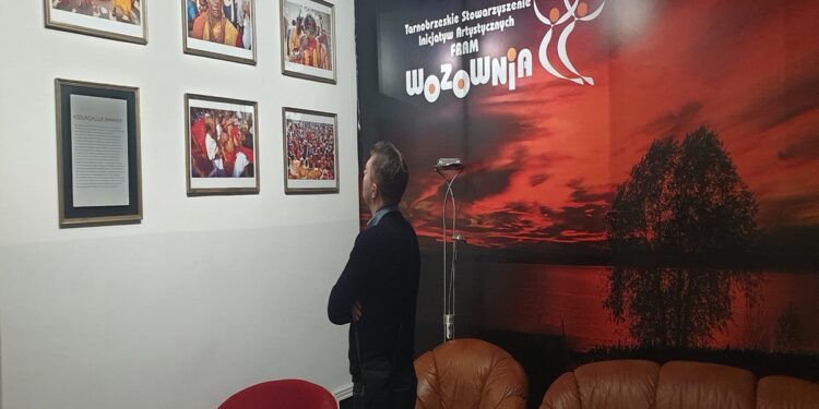 Tarnobrzeg. Wernisaż wystawy fotografii i koncert w WOZOWNI.