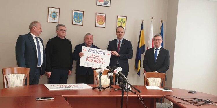 Powiat tarnobrzeski, Tarnobrzeg. Pieniądze na drogi.