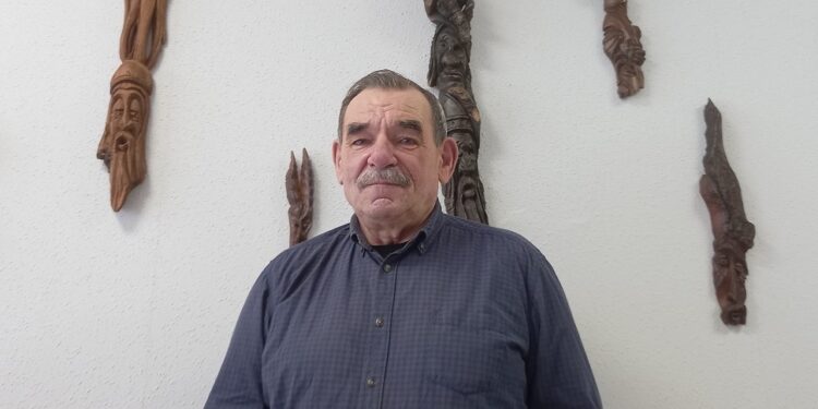 Tarnobrzeg. Rzeźby z kory.