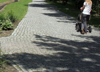 Stalowa Wola: Wymiana kostki granitowej w parku jeszcze nie w tym roku