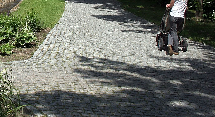 Stalowa Wola: Wymiana kostki granitowej w parku jeszcze nie w tym roku