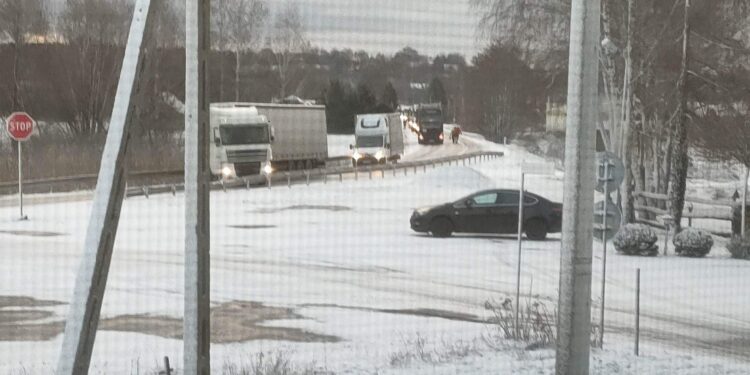 Baranów Sandomierski: Na drogach ślisko, duże utrudnienia w ruchu