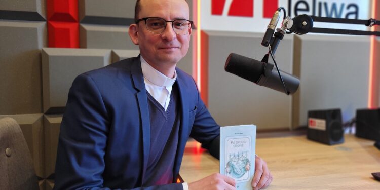 Sandomierz: „Po drugiej stronie” – o poezji z ks. Wojciechem Kanią.