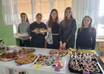 Sandomierz: Charytatywny kiermasz ciast młodzieży z Mokoszyna.