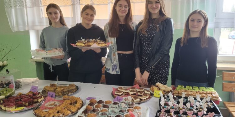 Sandomierz: Charytatywny kiermasz ciast młodzieży z Mokoszyna.