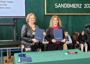 Sandomierz: Porozumienie o współpracy II LO z PUZ w Tarnobrzegu.