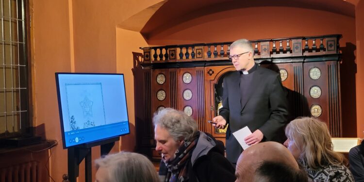 Sandomierz: Prezentacja multimedialna cennych grafik w Muzeum Diecezjalnym.