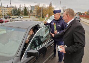 Sandomierz: Kontrola drogowa z kwiatami i słodyczami.