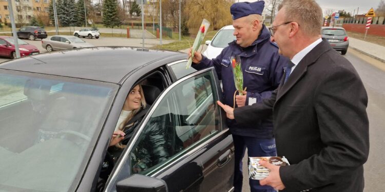 Sandomierz: Kontrola drogowa z kwiatami i słodyczami.
