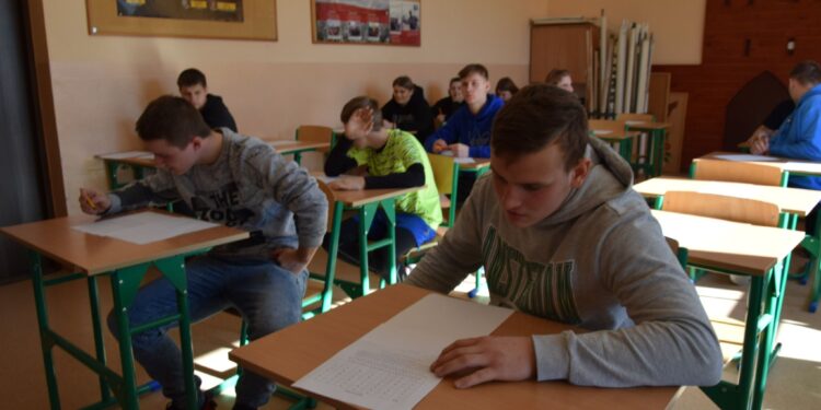 Sandomierz: Młodzież z Mokoszyna uczciła pamięć Żołnierzy Niezłomnych.