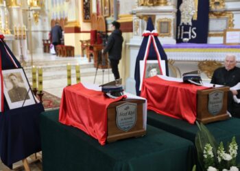 Janów Lubelski: Chwała bohaterom! Uroczystości pogrzebowe Żołnierzy Niezłomnych – Józefa Kłysia pseud. „Rejonowy” i  Stefana Wojciechowskiego pseud. „Mordka”.