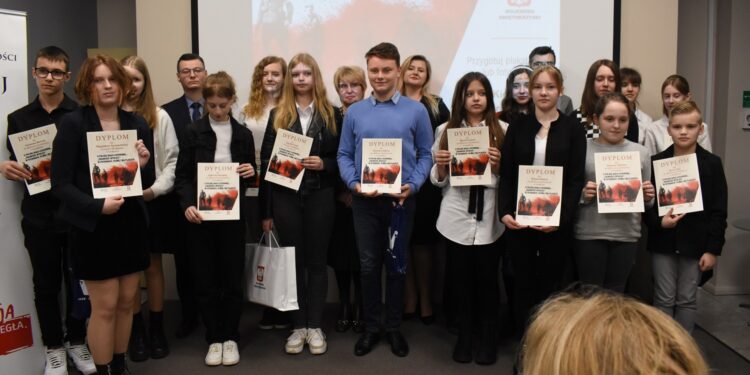 Świętokrzyskie: Uroczyste rozstrzygnięcie konkursu „O Polskę biało-czerwoną… Żołnierze Wyklęci w fotografii, filmie i na plakacie”.