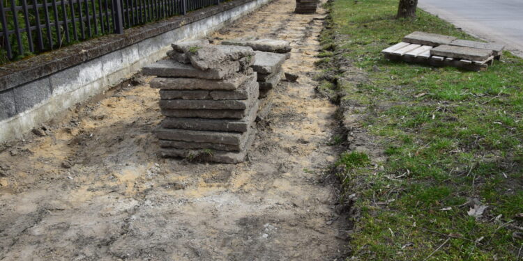 Koprzywnica: Trwa remont ulicy 11 Listopada. Utrudnienia dla kierowców i pieszych.