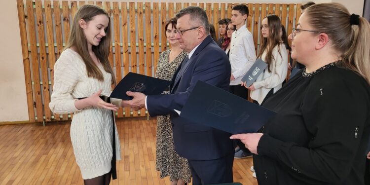 Grębów. Wręczono stypendia motywujące