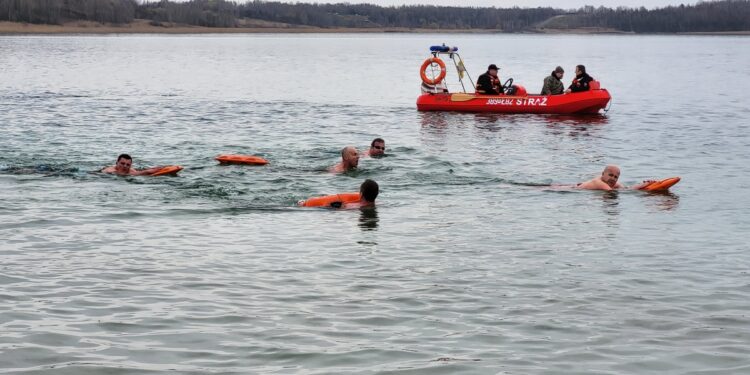 Tarnobrzeg. Sportowe zmagania na Jeziorze Tarnobrzeskim
