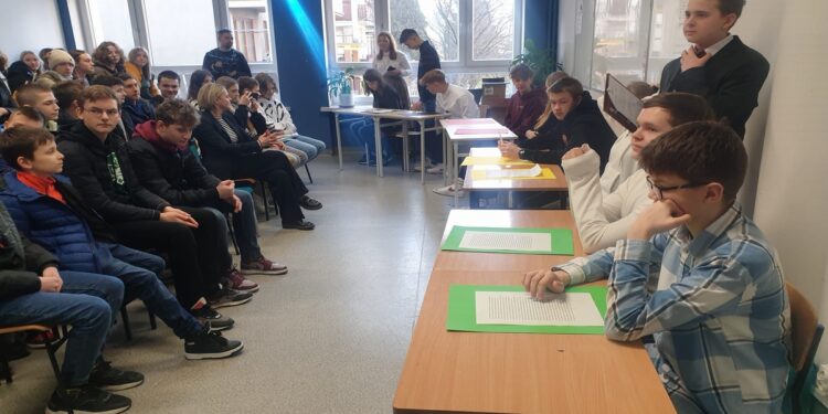 Tarnobrzeg. Młodzi z „Małego Księcia” debatowali o przyszłości pieniądza.