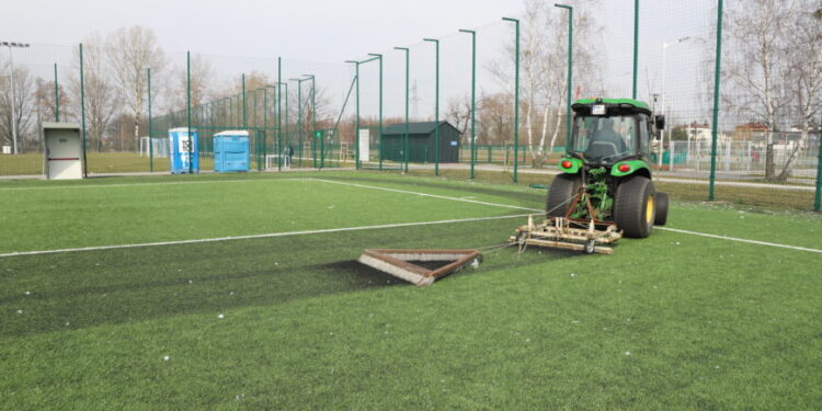 Mielec:  Boisko ze sztuczną trawą przywrócone do użytkowania