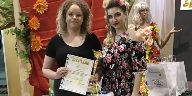 Tarnobrzeg. Uczennica „Prymasówki” wygrała wojewódzki konkurs fryzjerski.