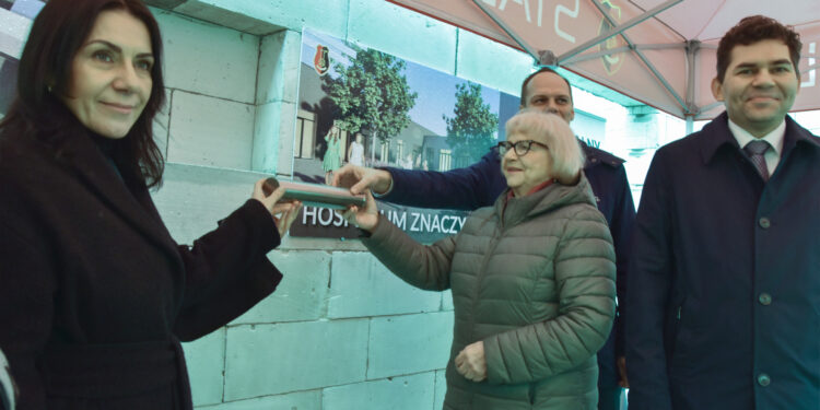 Stalowa Wola: Wmurowano kamień węgielny w budowane hospicjum.