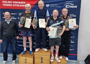 Tarnobrzeg. Zawodnik IKS JEZIORO Tarnobrzeg na podium 7 Grand Prix Polski Weteranów w tenisie stołowym.