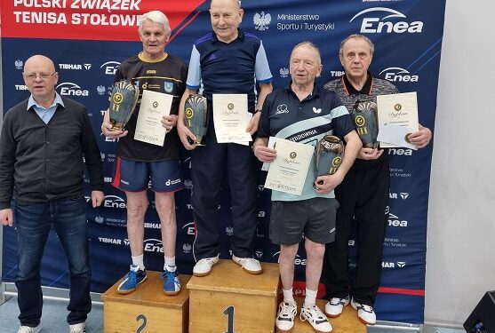 Tarnobrzeg. Zawodnik IKS JEZIORO Tarnobrzeg na podium 7 Grand Prix Polski Weteranów w tenisie stołowym.