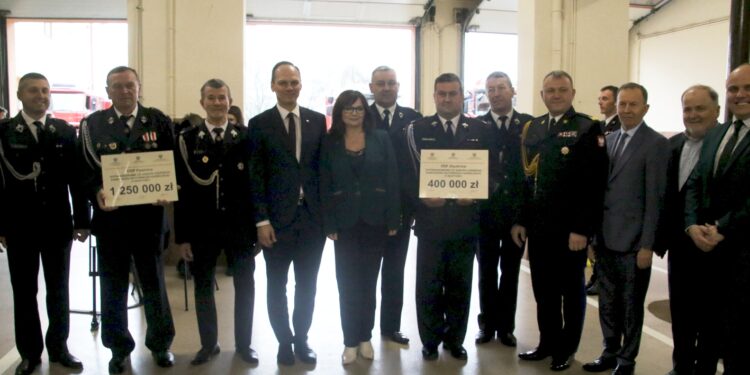 Powiat Stalowowolski: Promesy na zakup dwóch kolejnych samochodów dla jednostek OSP