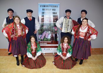 Sichów Duży: Pokaz strojów inspirowanych świętokrzyskim ubiorem ludowym.