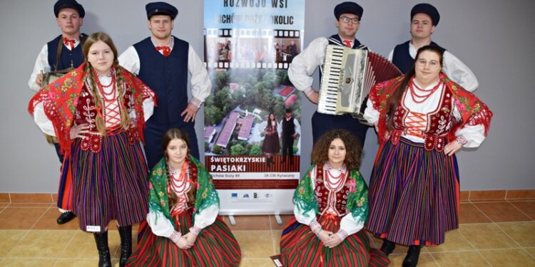 Sichów Duży: Pokaz strojów inspirowanych świętokrzyskim ubiorem ludowym.