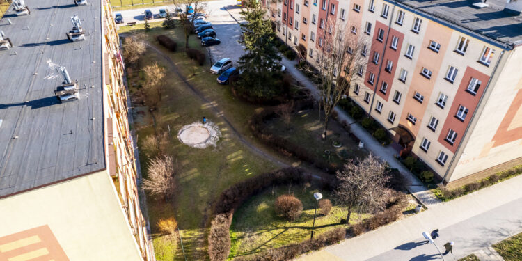 Stalowa Wola: Wyłoniono wykonawcę w powtórzonym przetargu na podwórko przy PCK6