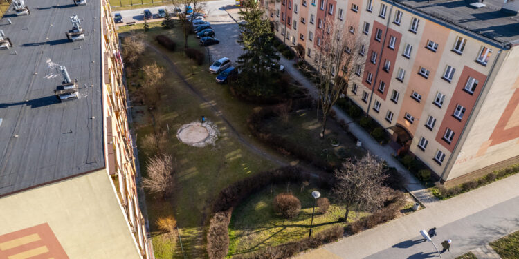 Stalowa Wola: Dwie firmy wystartowały w powtórzonym przetargu na podwórko przy PCK6