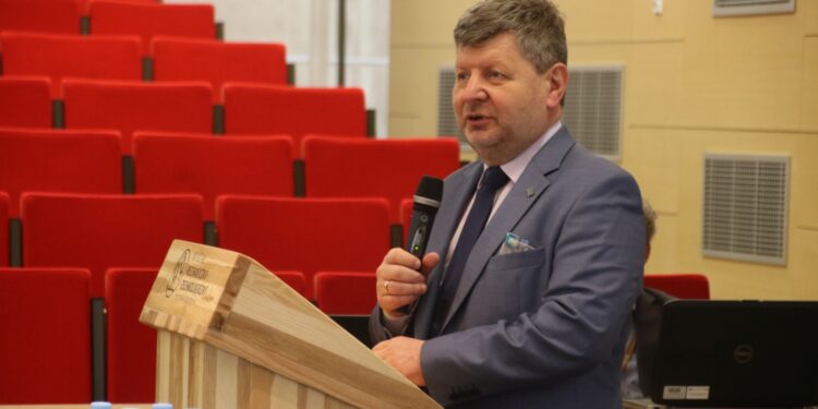 Stalowa Wola: Na konferencji o roli dyrektorów szkół w motywowaniu uczniów do kontynuowania nauki