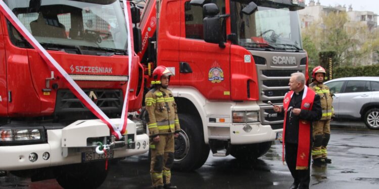 Stalowa Wola: W Komendzie Powiatowej PSP uroczyście przekazano samochody