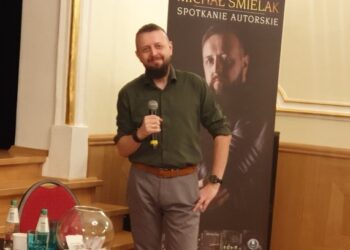 Rozmowa z Michałem Śmielakiem autorem książki „Ucichły ptaki, przyszła śmierć”.