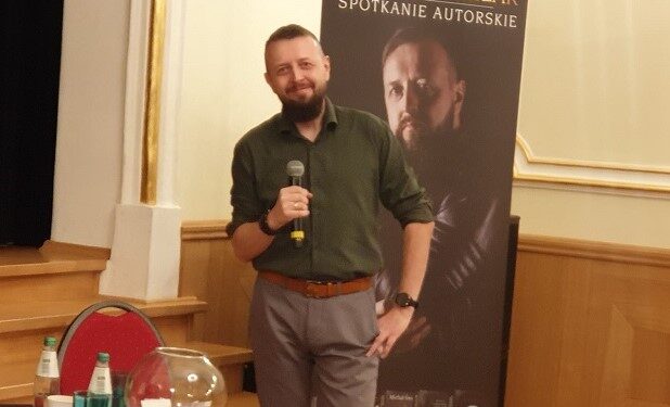 Rozmowa z Michałem Śmielakiem autorem książki „Ucichły ptaki, przyszła śmierć”.