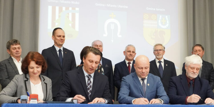 Huta Deręgowska: Umowa na przebudowę drogi 1049r podpisana