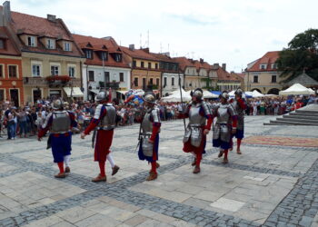 Sandomierz: Uroczysta zmiana warty przy figurze niezagrożona.