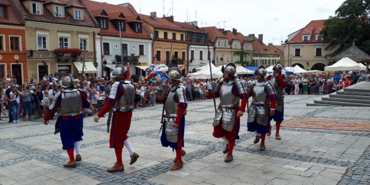 Sandomierz: Uroczysta zmiana warty przy figurze niezagrożona.