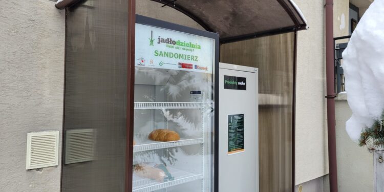 Sandomierz: Podziel się posiłkiem w jadłodzielni.