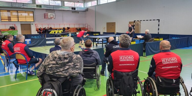 Tarnobrzeg. Niepełnosprawni tenisiści stołowi rywalizowali w Drużynowych Mistrzostwach Polski