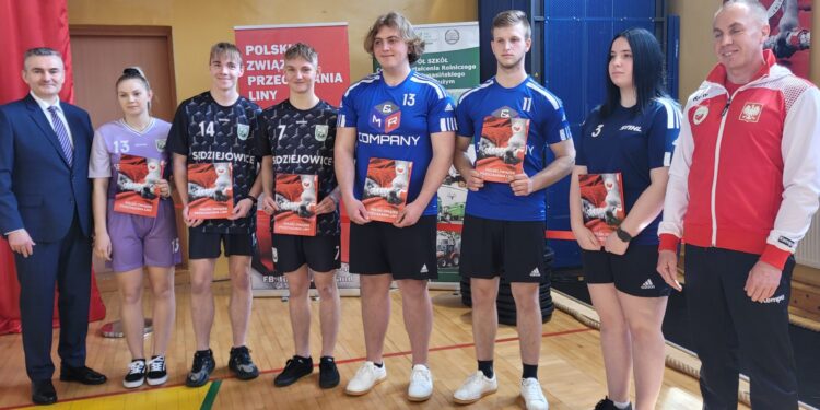 Sichów Duży: Młodzież powołana do kadry narodowej w przeciąganiu liny.