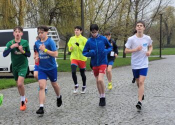 Sandomierz: Start Biegu Dobra w strugach deszczu.