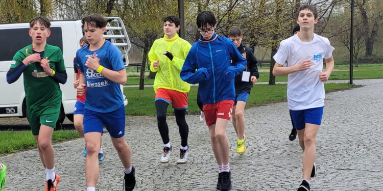 Sandomierz: Start Biegu Dobra w strugach deszczu.