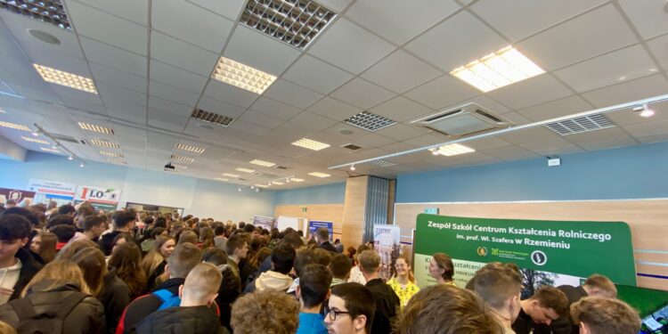 Mielec: Ósmoklasiści w poszukiwaniu dalszego kierunku kształcenia.