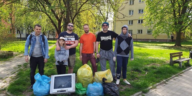 Tarnobrzeg. Dzień Ziemi. Sprzątanie i koncert reggae.