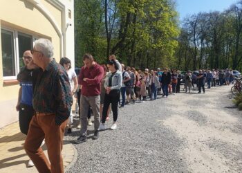 Tarnobrzeg. Długa kolejka za domkiem dla ptaków.