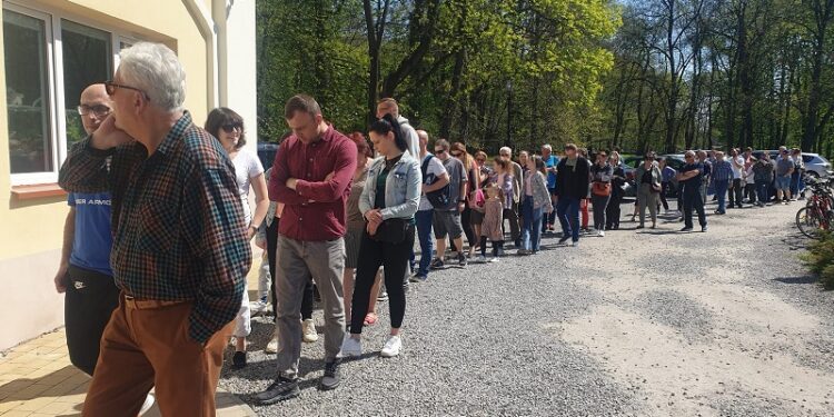 Tarnobrzeg. Długa kolejka za domkiem dla ptaków.