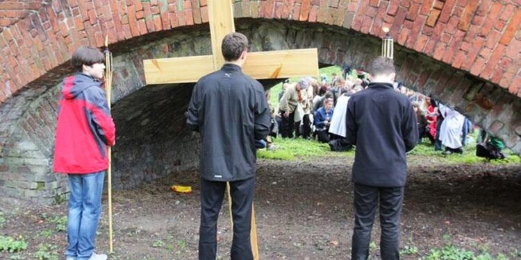 Tarnobrzeg. Droga krzyżowa w parku dzikowskim.